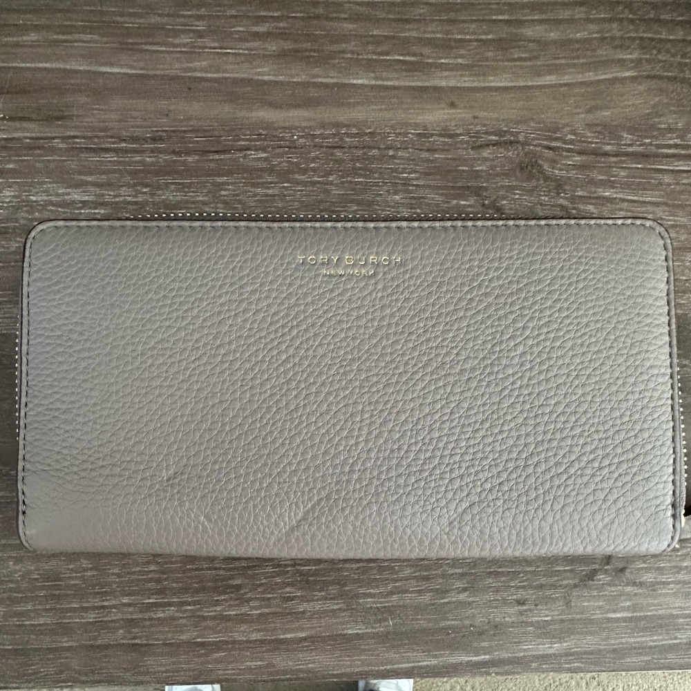 Tory Burch Wallet. Never used. With tags. Grey brown color